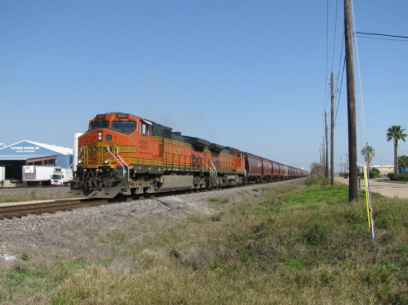Zwei Dash 9 der BNSF (5021 und 811) mit einem Gterzug am 9.2.2008 in Galveston (Texas).