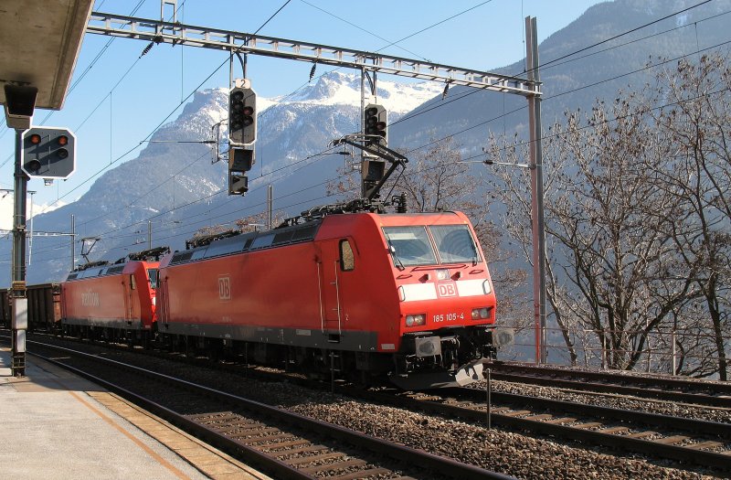 Zwei DB - Loks auf dem schneren Weg: Statt LBT fahren sie ber die Bergstrecke.
(16.02.2008)