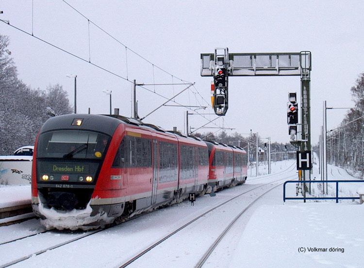 Zwei Desiro-Einheiten geführt von 642 676 als RB 17668 Görlitz-Dresden bei Einfahrt in DD-Klotzsche (30.01.2004)
