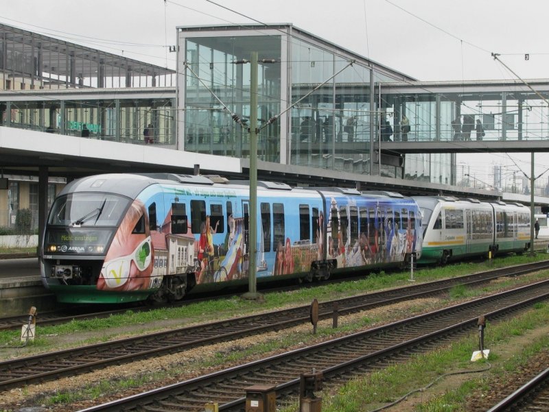 Zwei Desiros der Vogtlandbahn am 15.4.2008 in Regensburg. Der erste Triebwagen macht Werbung frs Vogtland.