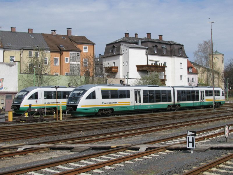 Zwei Desiros der Vogtlandbahn sind am 18.4.2008 in Weiden abgestellt.