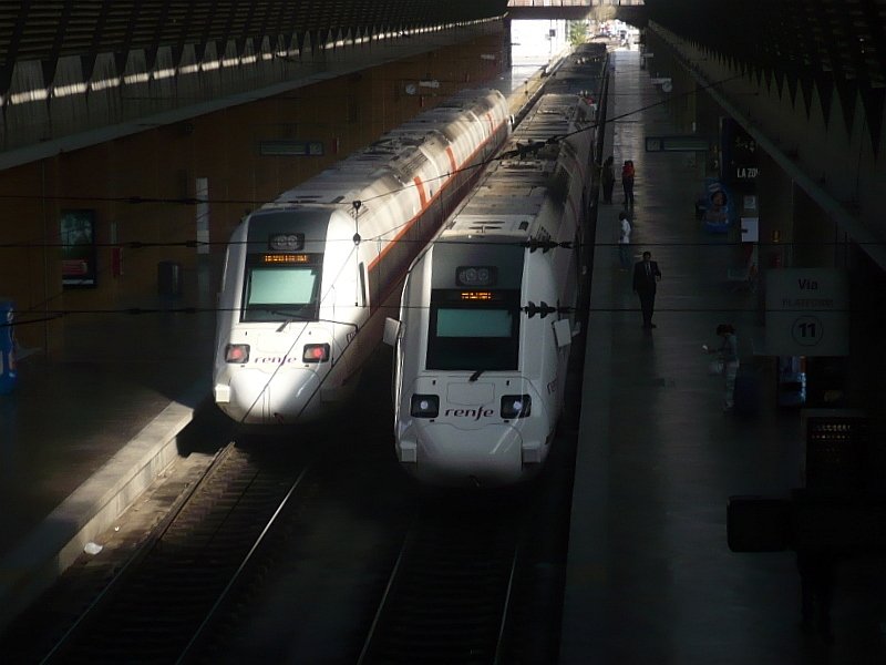 Zwei Diesel-Triebzge BR 598 am 10.11.2007 in Sevilla Santa Justa in eigenwilliger Beleuchtung, der linke ist eben aus Malaga angekommen, der rechte fhrt in wenigen Minuten nach Malaga.