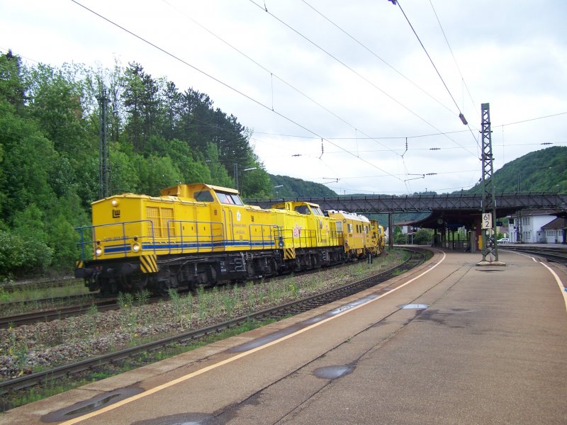 Zwei Diesellok von Leonhardt Weiss LW fuhren am 09.05.07 mit einem Bauzug durch den Bahnhof Geislingen/Steige.