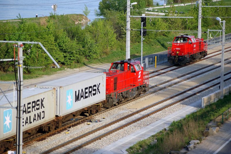 Zwei Dieselloks 2070 beim Verschub am Praterkai, 21.04.2009.