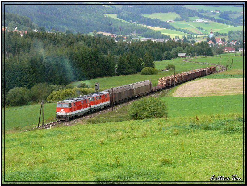 Zwei Dieselloks 2143 066 + 067 donnern mit einem Holzzug ber den Obdacher Sattel in Richtung Lavanttal.
Obdach 5.9.2007