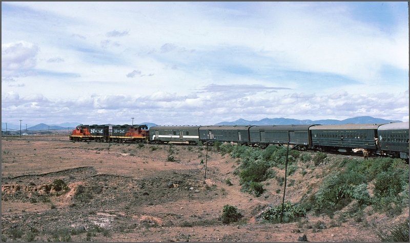 Zwei Dieselloks amerikanischen Ursprungs (vermutlich GP-30) ziehen unseren Personenzug durch das mexikanische Hochland. (Archiv 02/77)