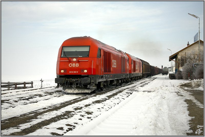 Zwei Dieselloks der Baureihe 2016 fahren mit einem Holzzug von Zeltweg nach Frantschach.
Weikirchen 19.01.2009