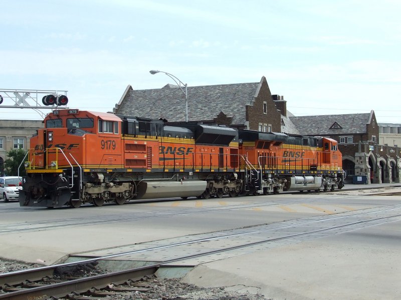 Zwei Dieselloks der BNSF beim Rangieren in Newton, Kansas am 13.07.2009. Das Gebaude rechts ist der Amtrak Bahnhof, an dem nachts um 3 ein Amtrak in Richtung Osten und um 3:30 Uhr einer in Richtung Westen haelt...