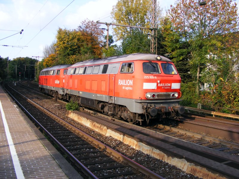 Zwei Dieselloks der DB-Baureihe 225 bei der Fahrt durch den Bahnhof Bochum-Hamme am 14. Oktober 2008.