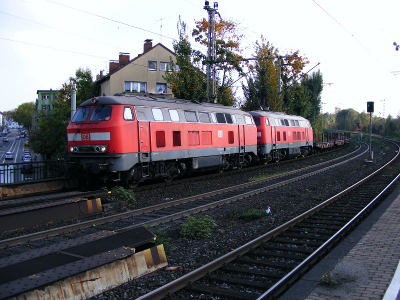 Zwei Dieselloks der DB-Baureihe 225 bei der Fahrt durch Bochum-Hamme am 14. Oktober 2008.
