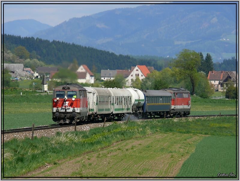 Zwei Dieselloks der Reihe 2043 005 und 555 fahren mit dem Unkrautvertilgungszug von Zeltweg nach Pls.
Sillweg 7.5.2007