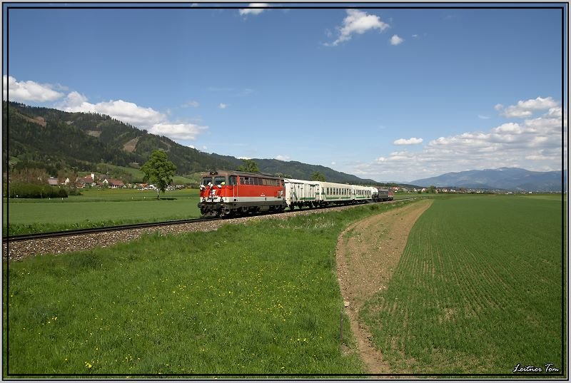 Zwei Dieselloks der Reihe 2043 005 und 555 fahren mit dem Unkrautvertilgungszug von Zeltweg nach P�ls.
Sillweg 7.5.2007