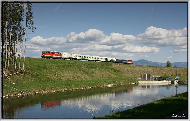 Zwei Dieselloks der Reihe 2043 005 und 555 fahren mit dem Unkrautvertilgungszug von P�ls nach Zeltweg.
Allerheiligen 7.5.2007