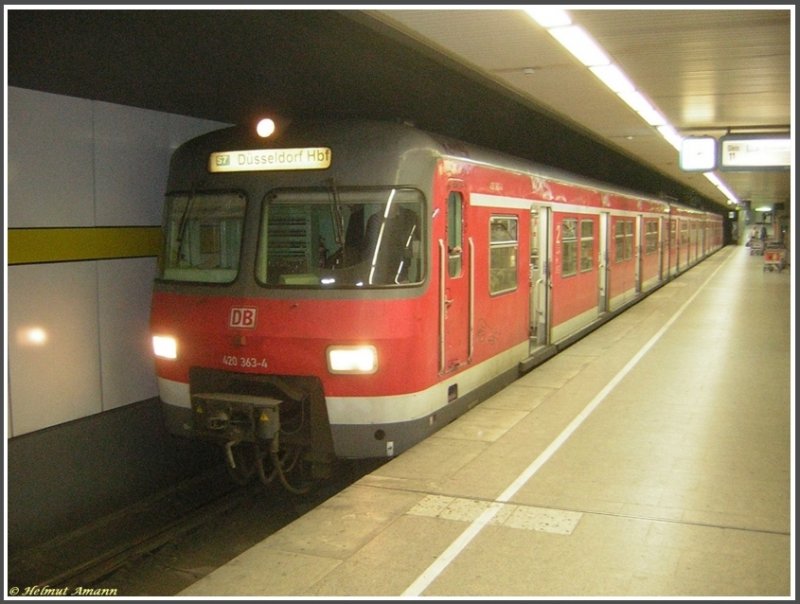 Zwei Dinge, die es in absehbarer Zeit in dieser Kombination nicht mehr zu sehen geben wird: S7 zum D�sseldorfer Hauptbahnhof mit 420 363 am 01.03.2008 abfahrbereit im Bahnhof D�sseldorf Flughafen Terminal.