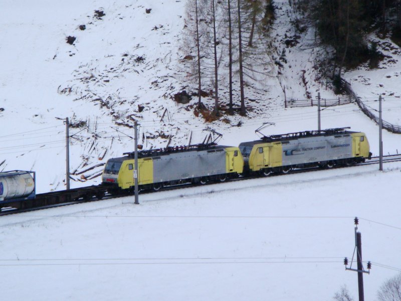 Zwei Dispo- BR 189er sind mit einem Gterzug unterwegs zum Brennerpass bei ST. Jodok am 14.11.2007