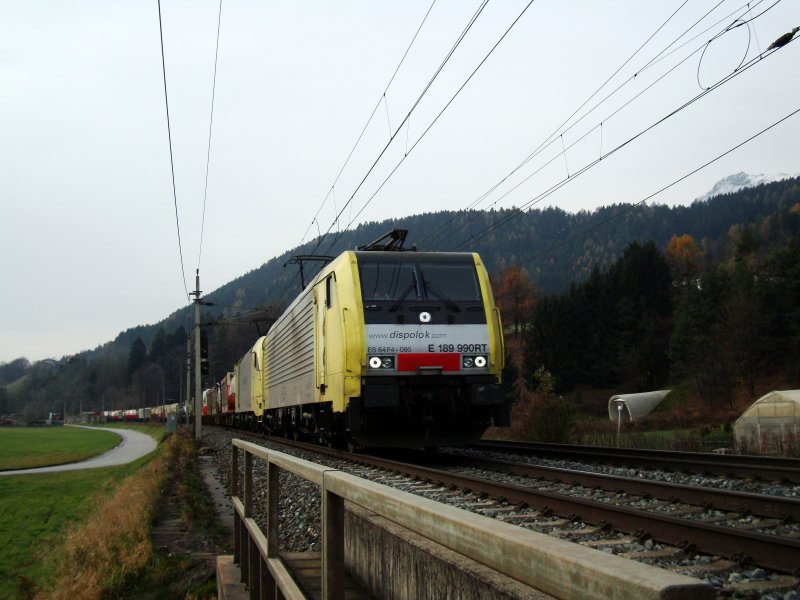 Zwei Dispoloks (E 189 UND BR 182) fahren mit ihrem GZ am 18.11.2008 durchs Unterinntal.