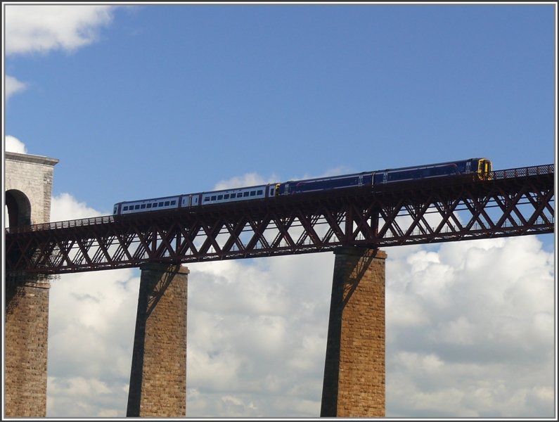 Zwei Doppel DMU BR158 haben die Hauptbogen der Forthbr�cke verlassen und fahren Richtung Edinburgh. (04.08.2008)
