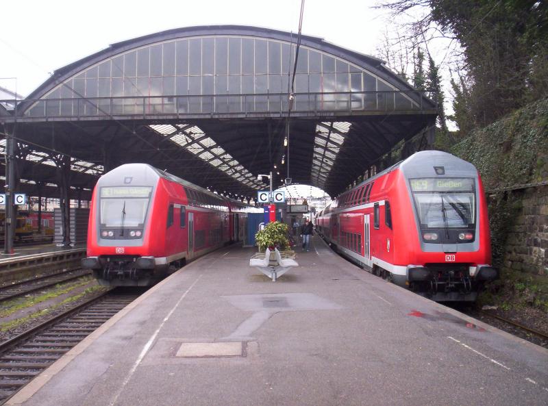 Zwei Doppelstockverbnde treffen sich hier in Aachen Hbf. Links: RE 1 nach Hamm(Westf), Rechts: RE 9 aus Siegen.
Datum: 12.04.2006