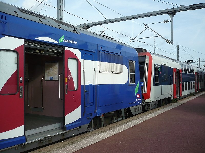 Zwei Doppelstockzge am 16.10.2008 in Pontoise, vorn Triebwagen Z 21004 von Transilien, hinten BR Z 20500 von Ile de France, an dem ist aber auch das Symbol von Transilien angebracht (Grnes Blatt mit T)