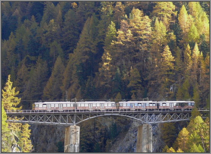 Zwei Doppeltriebwagen Bhe 4/8 der GGB fahren ber die Findelenbachbrcke bergwrts Richtung Gornergrat. (20.10.2007)