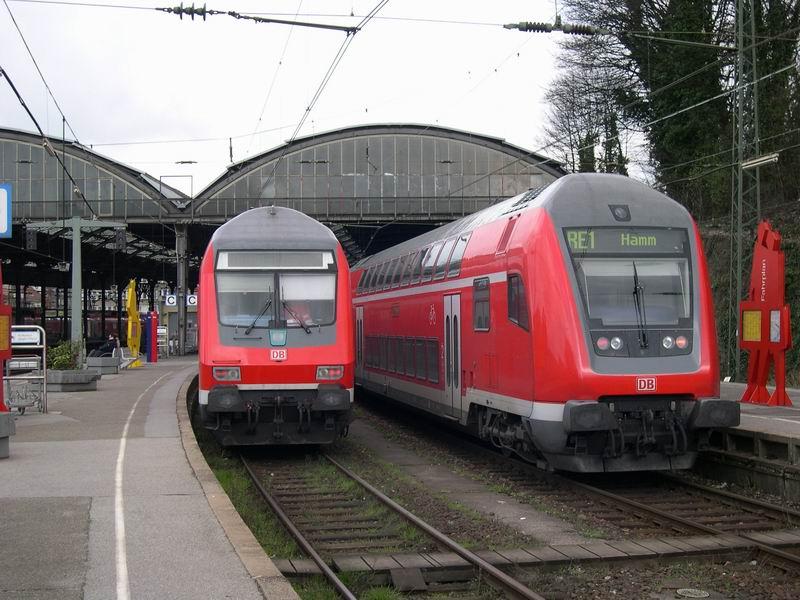 Zwei Dosto-Steuerwagen-Generationen.Der rechte gehrt zum RE 1 nach Hamm,der linke zum RE 9 nach Siegen.Aachen Hbf am 24.3.04