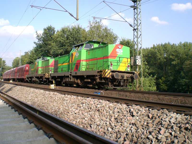 Zwei DR V 100 der ITL mit einem Kohlezug hinter Braunschweig Hbf im August 2006.
