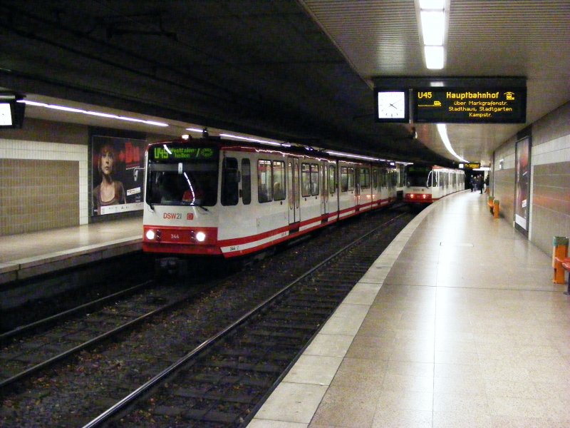 Zwei dreiteilige Stadtbahnwagen B der zweiten Generation im Bahnhof Westfalenpark in Dortmund am 19. Dezember 2008.