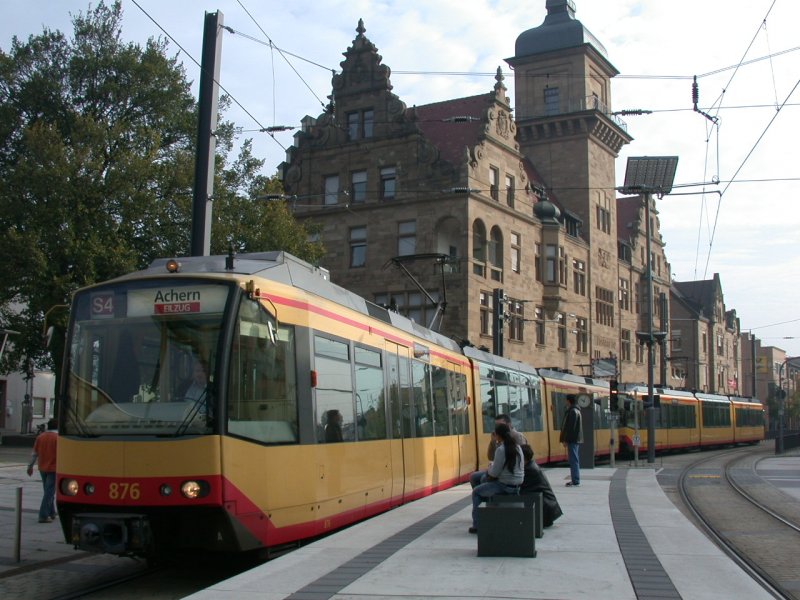 Zwei dreiteilige Strassenbahnen mit Panoramamittelteil als S4 ber Karlsruhe nach Achern vor dem Postgebude in Heilbronn. (12.10.2006)