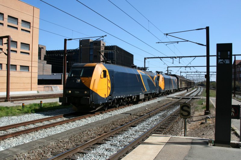 Zwei DSB EG 3104 und eine weitere bei der Durchfahrt vom Bahnhof Odense in Richtung Jtland am 20.4.2008 in Odense.