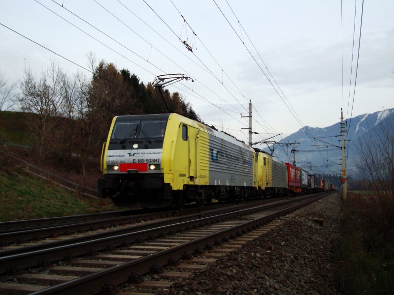 Zwei E 189 befrdern einen GZ zum Brenner am 18.11.2008 bei Terfens-Weer.