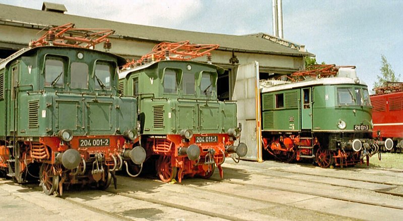Zwei E-Loks 204 und hinten E-Lok 218 am Lokschuppen des ehem. Bw Weimar. Fahrzeugausstellung 2003