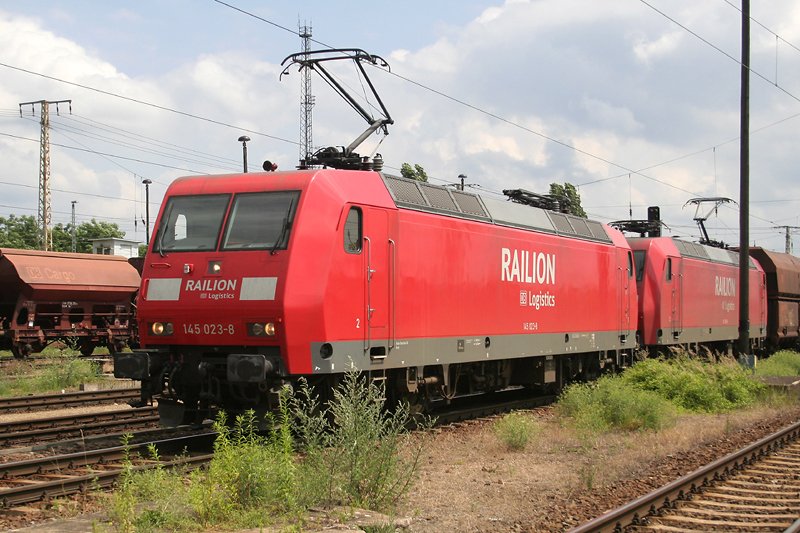 Zwei E-Loks der Baureihe 145 kommen vermutlich mit einem Erzzug aus Eisenhttenstadt und durchfahren den Bahnhof Frankfurt/Oder.
(16.06.2007)