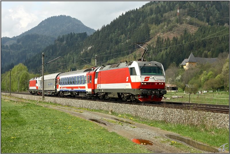 Zwei E-Loks der BR 1014 (002+013) fahren als Messzug von Unzmarkt nach Knittelfeld.Getestet wurden die Drehgestelle am Schiebewandwaggon.
Schlo Sauerbrunn 24.04.2009
