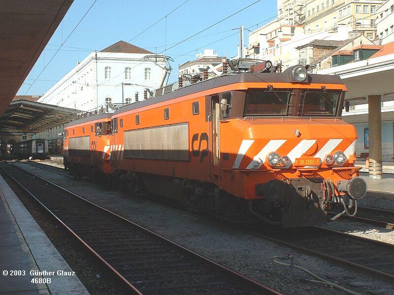 Zwei E-Loks BR 2600 warten am 06.05.2003 auf neuen Einsatz im Bahnhof Lissabon Santa Apolonia.