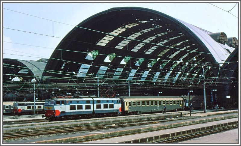 Zwei E656 mit den damals noch grauen FS Wagen warten auf die Abfahrt in Milano Centrale. (Archiv 06/83)