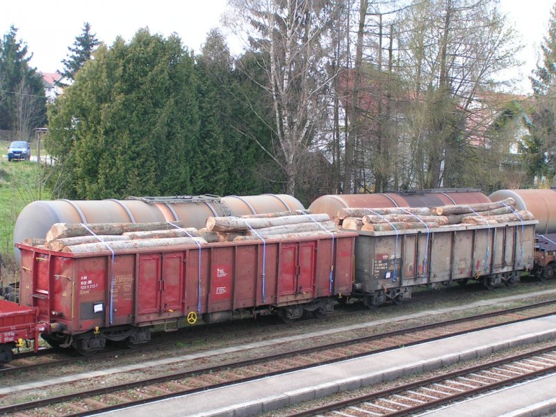 Zwei Eaos_3185(CH-SBB)5335212-7 + 5320460-9 sind mit Laubrundholz beladen und warten am Bhf. RIED i.I. auf die Entleerung 070401