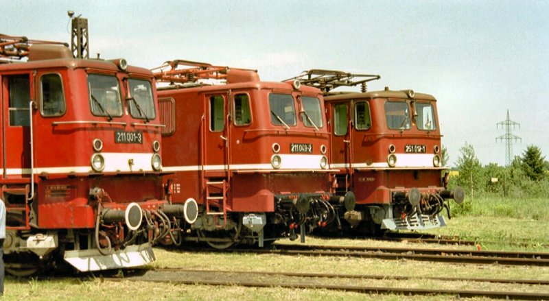 Zwei Elektrolokomotiven E 11/211der Deutschen Reichsbahn und hinten die Rbelandbahn-Lokomotive 251 auf dem Gelnde des ehem. Bw Weimar, Lokausstellung 2003 - leider fahlen die Oberleitunngen