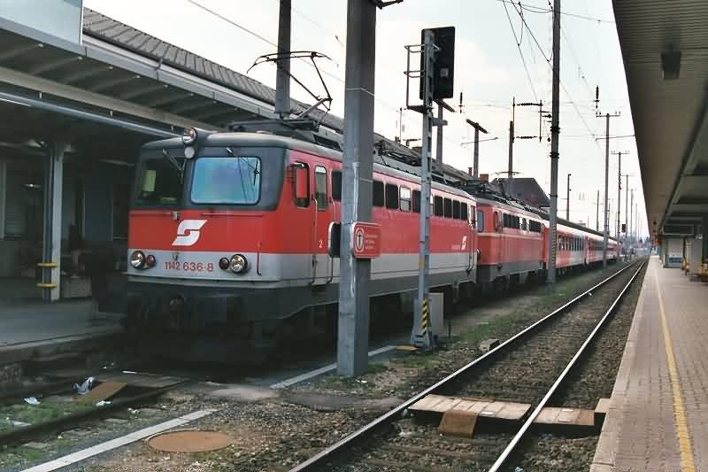 Zwei Eloks der Reihe 1142 vor einem Regionalzug nach Linz im Bahnhof Attnang Puchheim am 28.3.2004