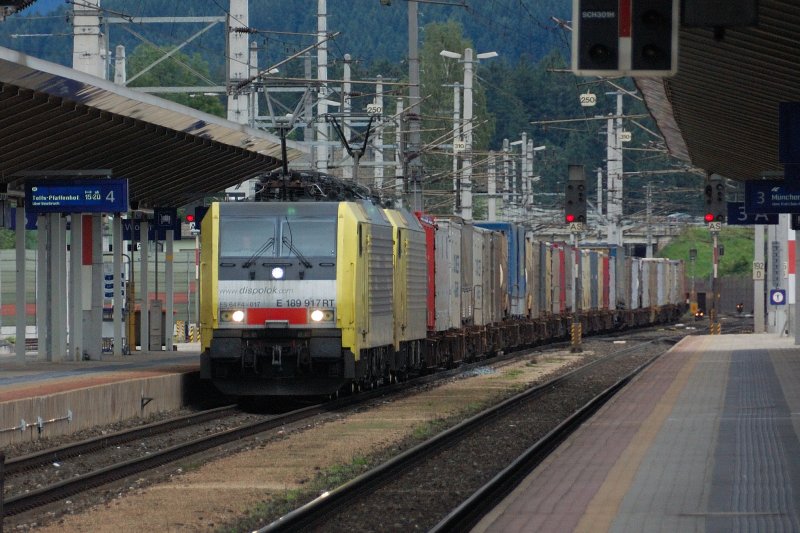 Zwei ES 64 F4 mhen sich mit einer RoLa durch Wrgl Hbf. Fhrend 017, besser als die  WM-Gratulationslok  des amtierenden Weltmeisters Italien, bekannt. Und nen extra Dank fr den Gru mit dem Fernlicht. (Wrgl, 5. August 2008)