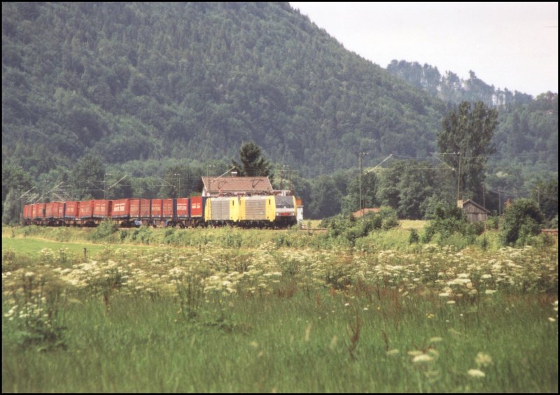 Zwei ES64F4-Maschienen von Lokomotion bringen den  Winnerzug  Duisburg-Mnchen-Verona nach Italien. Die Aufnahme entstand im Sommer 2005 vor Oberaudorf.