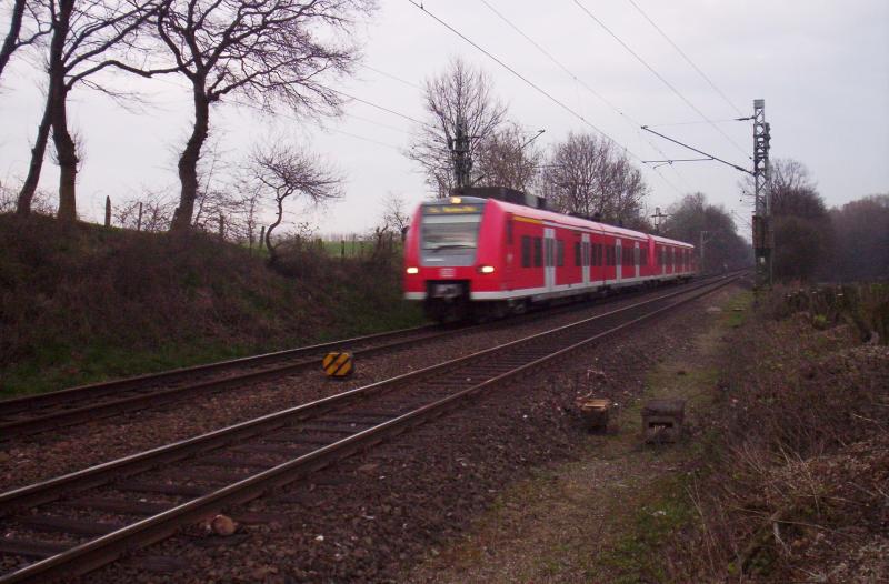 Zwei ET 426 auf der RB 33  Rhein-Niers-Bahn  fuhren mit ca. 140 km/h Richtung Aachen Hbf an mir vorbei, kurz vor dem Bahnhof Hckelhoven-Baal. Datum: 29.03.2005