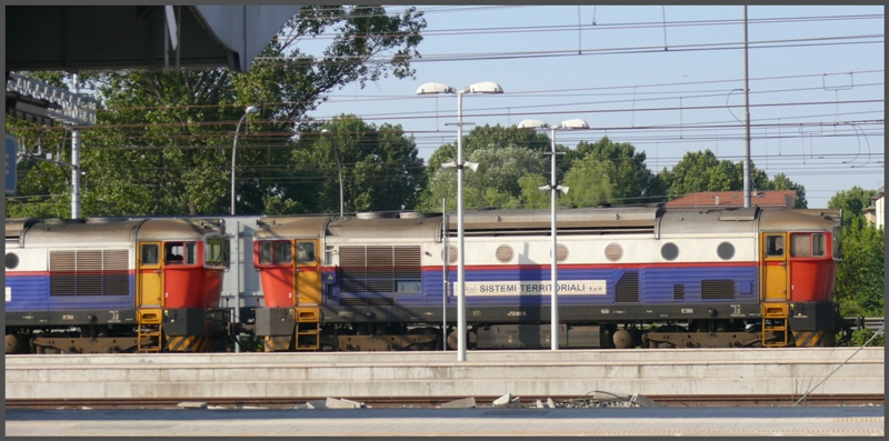 Zwei ex CD Taucherbrillen der Sistemi Territoriali mit einem schweren Stahlzug in Venezia Mestre. Leider stand aich auf dem falschen Bahnsteig und ich schaffte es nicht mehr auf die andere Seite, da wie oft in Italien es nur eine Unterfhrung gibt in Venezia Mestre. (12.06.2009)