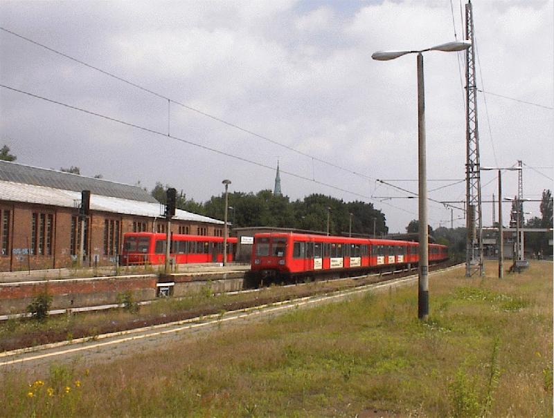 Zwei Fahrzeuge der BR 485 in Bernau. Zur Zeit luft ein Redesign dieser Baureihe, deren Fahrzeuge sich dann uerlich in den traditionellen Farben der Berliner S-Bahn prsentieren. Die Frontscheibe weist dann keine Zweiteilung mehr auf, der Innenraum ist vllig neugestaltet. 22.6.02