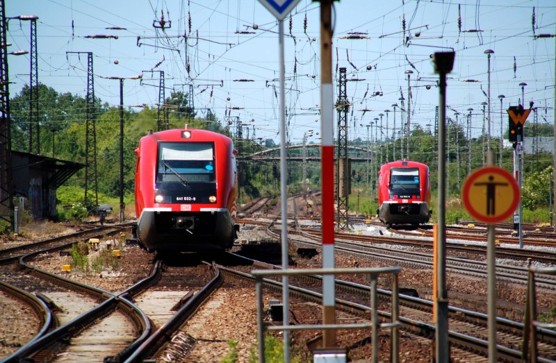 Zwei Falfische sind am 13.06.09 in Weimar unterwegs. W�hrend links 641 022 in den Bahnhof einf�hrt f�hrt rechts 641 032 aus dem Bahnhof aus.