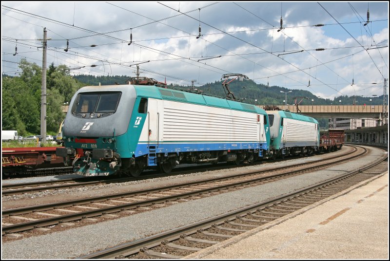 Zwei fast saubere E412er!!! Die 9183 0 412 020-0 und 011-9 fahren mit dem 48819 Henningsdorf-VrPV, nach dem Aufenthalt in Kufstein, weiter zum Brenner. (30.06.07)
