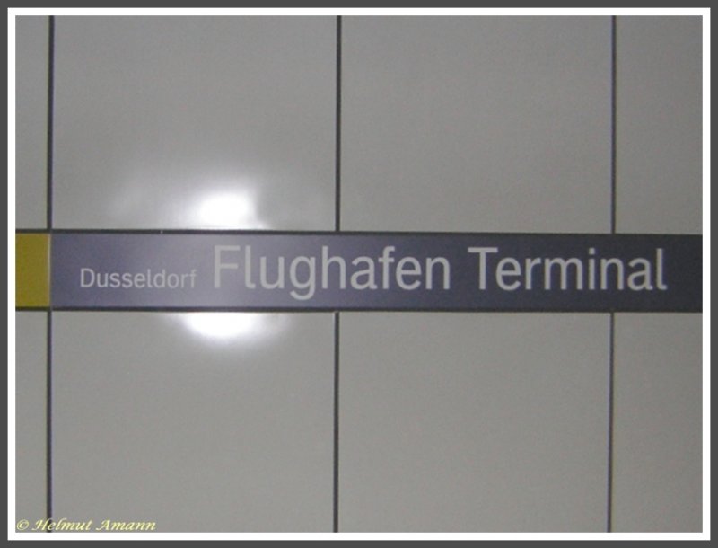 Zwei fehlende P�nktchen geben dem Namen der Stadt auf dem Schild der S-Bahn-Station D�sseldorf Flughafen Terminal eine ganz andere Bedeutung (am 01.03.2008 daselbst entdeckt und aufgenommen).