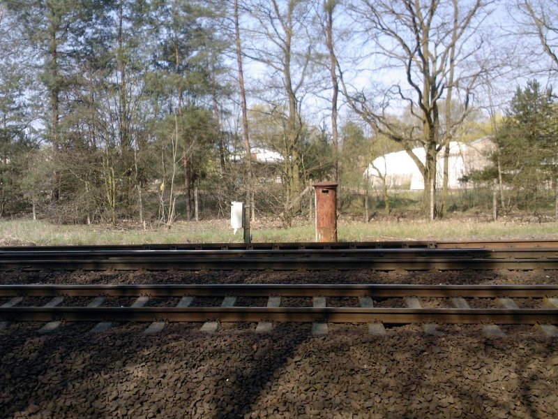 Zwei Fernmelder, ein sehr Alter und ein auch schon lang dort stehender neuerer.