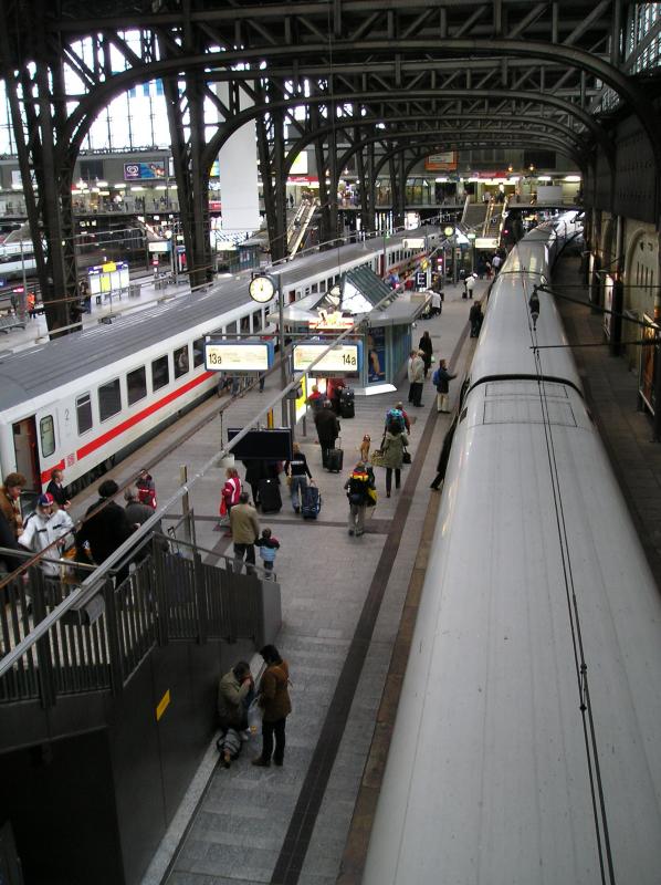 Zwei Fernzge warten auf die Abfahrt gen Sden. Der IC, links im Bild, wird als IC 2377 nach Karlsruhe fahren, der ICE als ICE 77 nach Zrich HB.  Einsteigen bitte! Die Tren schliessen selbstttig. Vorsicht an den Tren und bei der Abfahrt. 

Hamburg Hbf, 22.10.2005