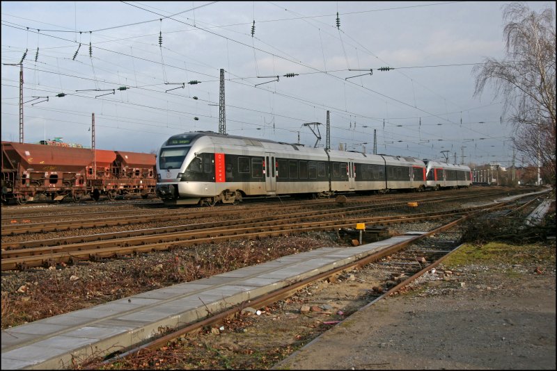 Zwei FLIRT´s fahren als ABR99646 (RE16  Ruhr-Sieg-Express ), von Essen Hbf nach Siegen/Iserlohn, und werden bei Bochum-Ehrenfeld gesichtet. (05.01.2008)