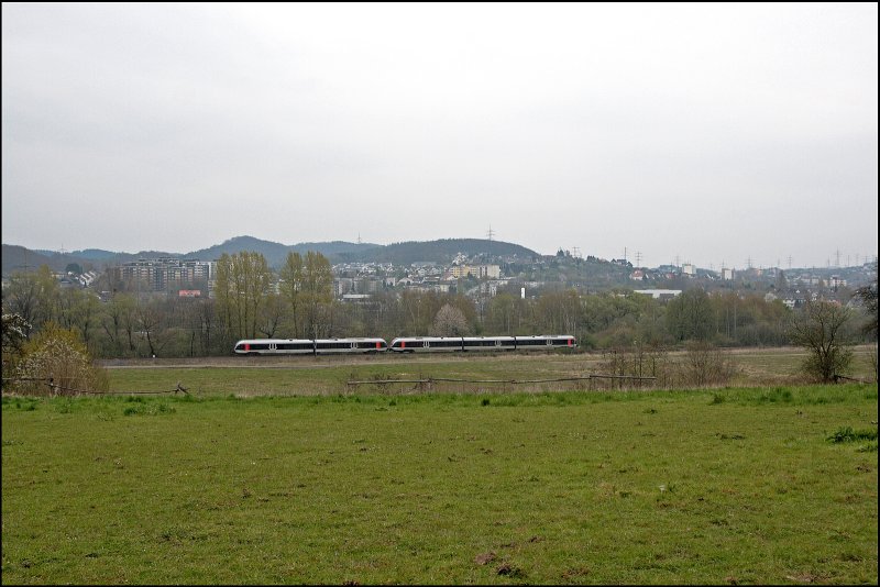 Zwei FLIRT´s fahren vor dem Stadtteil Hagen-Elsey als ABR99651, (RE16  Ruhr-Sieg-Express ) Richtung Essen Hbf. (19.04.2008)
